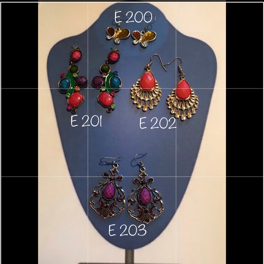 4 pair of fashion earings.